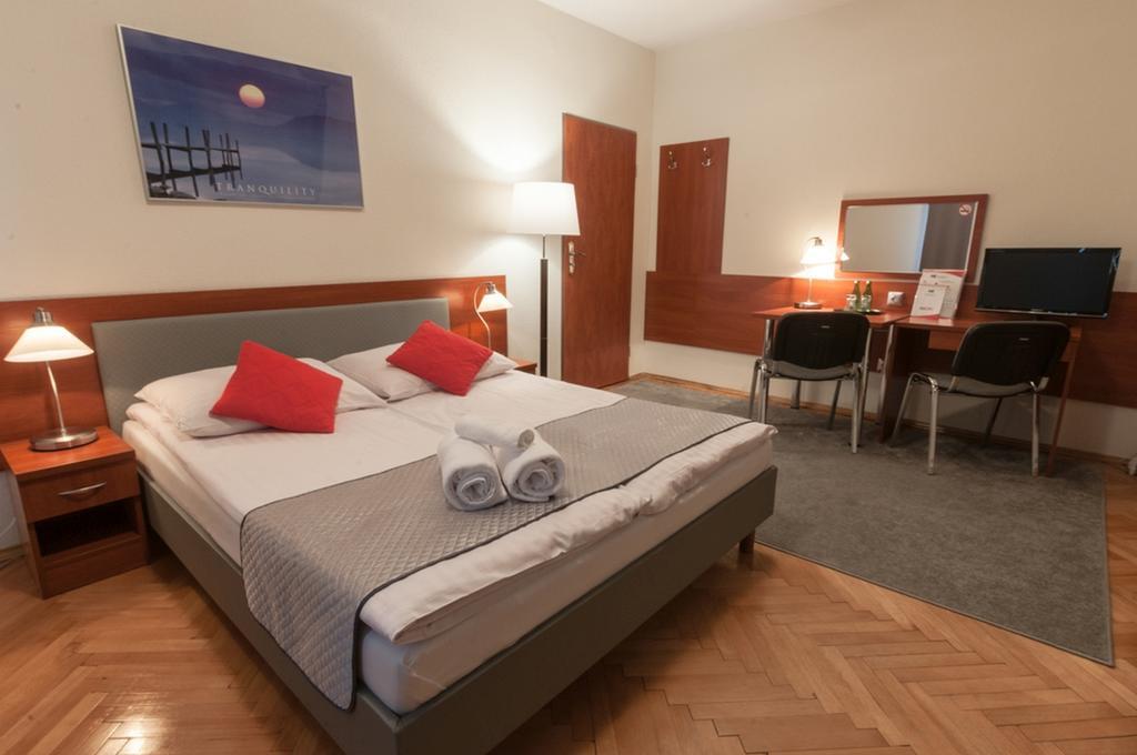 Hotel Komes Скаржиско-Камєнна Екстер'єр фото